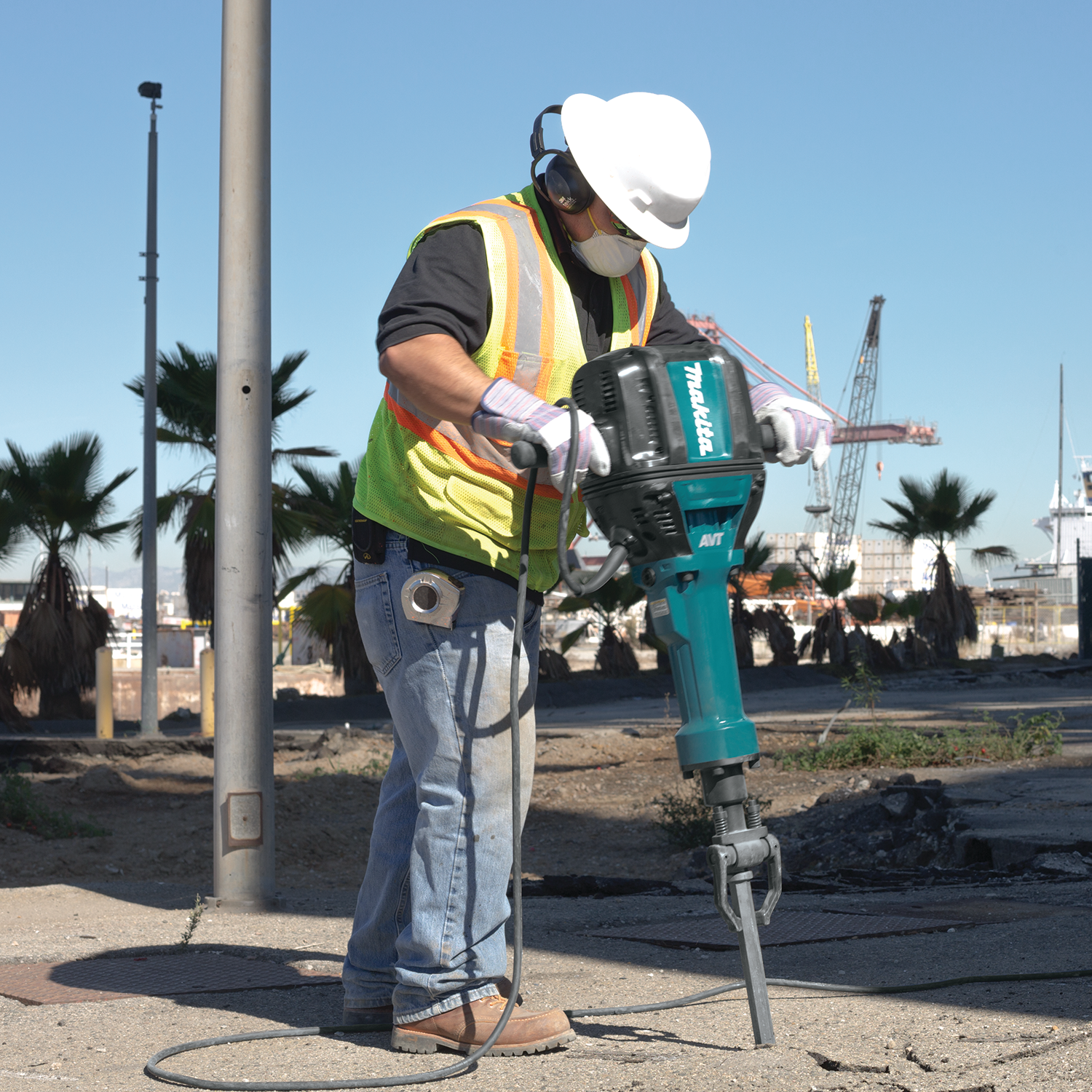 Makita HM1812X3 70 lb. Advanced AVT Breaker Hammer w/ Bits and Cart Makita HM1812X3 70 lb. Advanced AVT Breaker Hammer w/ Bits and Cart